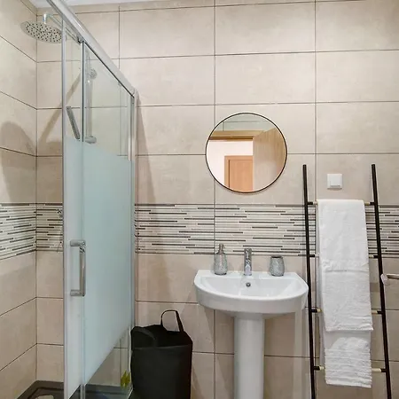 Apartment Traditional 3 Bedroom *